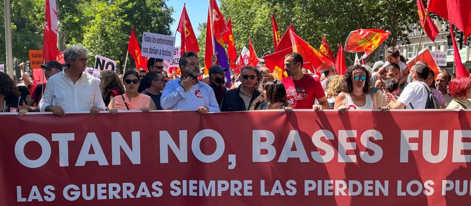 El secretario de Estado, Enrique Santiago (en la foto, con gafas de sol) ha participado en la marcha contra el Gobierno
