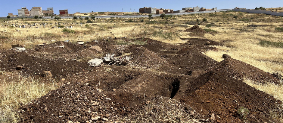 Imagen del cementerio de Sidi Salem, en las afueras de la localidad marroquí de Nador, fronteriza con Melilla, donde se preparan hoy domingo varias fosas en las que las autoridades planean enterrar a los inmigrantes muertos