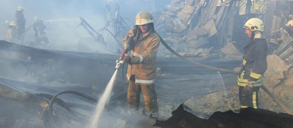 Los bomberos de Ucrania recorren los escombros del centro comercial en busca de cadáveres y supervivientes