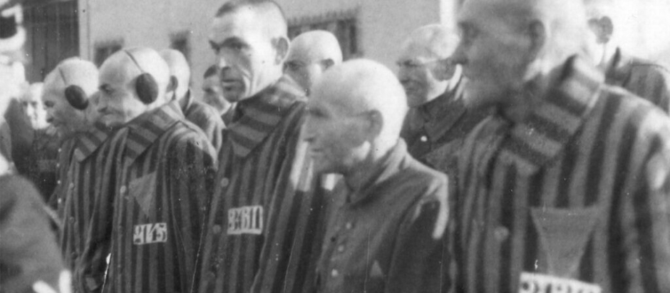 Prisioneros judíos en un campo de concentración