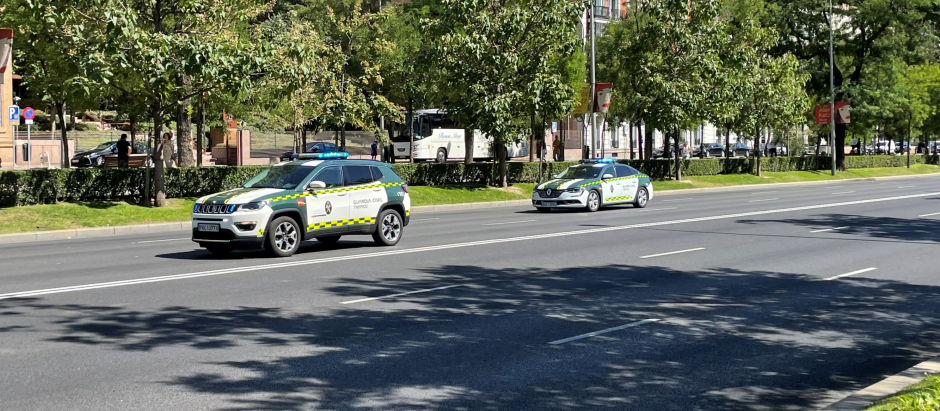 Dos vehículos de la Guardia Civil en la Castellana