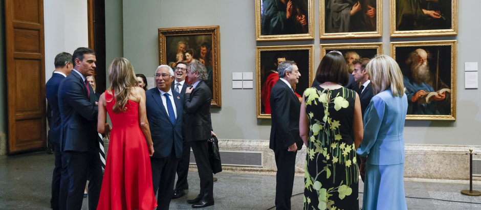Pedro Sánchez (i), acompañado por su mujer Begoña Gómez (2-i), reciben a los invitados a la cena que el jefe del ejecutivo español ofrece a los jefes de Estado y jefes de Gobierno en El Prado