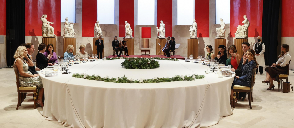 Cena de los acompañantes de los jefes de Estado y de Gobierno que participan en la cumbre de la OTAN