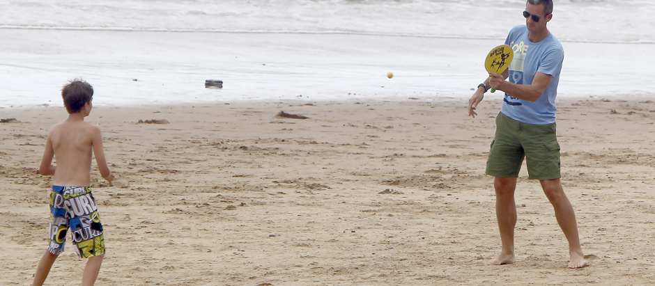 IÑAKI URDANGARIN CON SU HIJO PABLO NICOLAS URDANGARIN DURANTE UNAS VACACIONES EN BIDART
04/08/2014
BIDART
En la foto jugando a las palas / paletas de playa