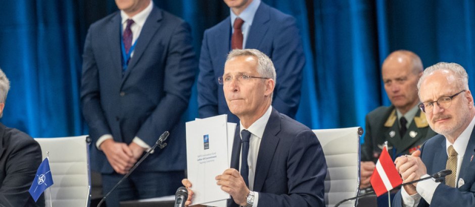 El secretario general de la OTAN, Jens Stoltenberg, presenta el documento de creación del fondo tecnológico