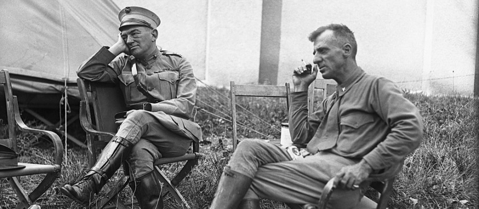 El mayor general John A. Lejeune, jefe de los Marines, junto al general Smedley Butler en el campamento de Frederick, Maryland, en 1922