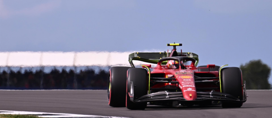 El Ferrari de Carlos Sainz, en los entrenamientos en Silverstone
