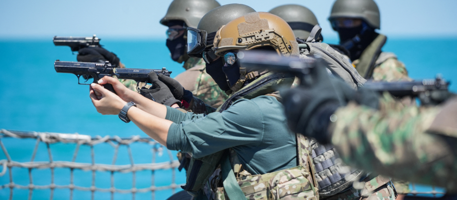 Soldados de Rumanía efectúan ejercicios militares a bordo de una fragata en el mar Negro