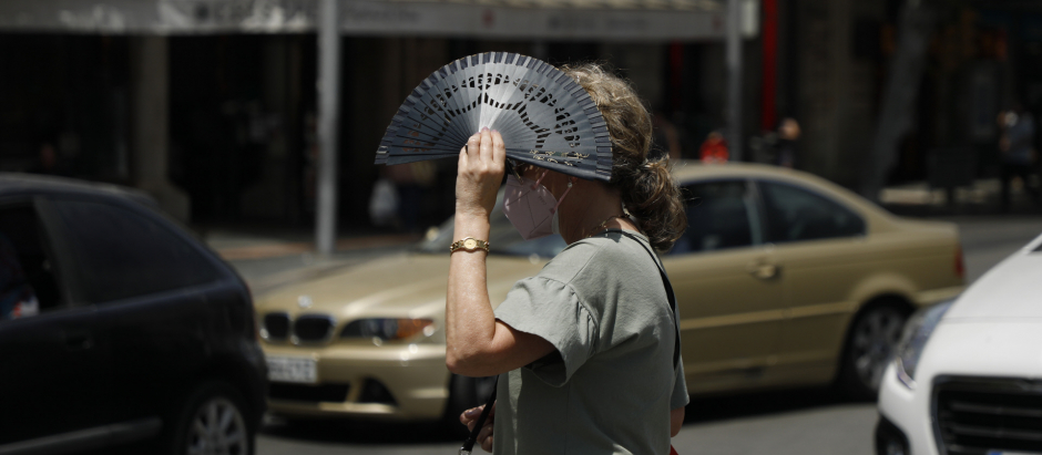 Una mujer se refugia del sol durante la pasada ola de calor en Mallorca