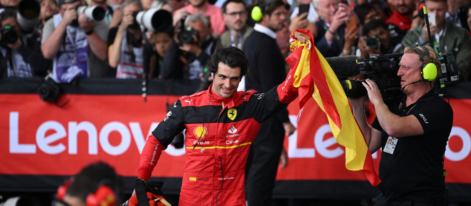 Carlos Sainz, con la bandera de España, celebrando la victoria en Silverstone