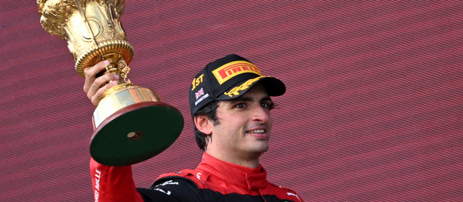 Carlos Sainz, con la copa de campeón del GP de Gran Bretaña
