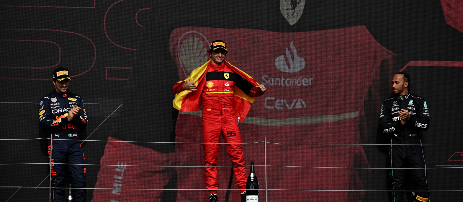 Carlos Sainz, en el centro, acompañado de 'Checo' Pérez y Hamilton en el podio de Silverstone