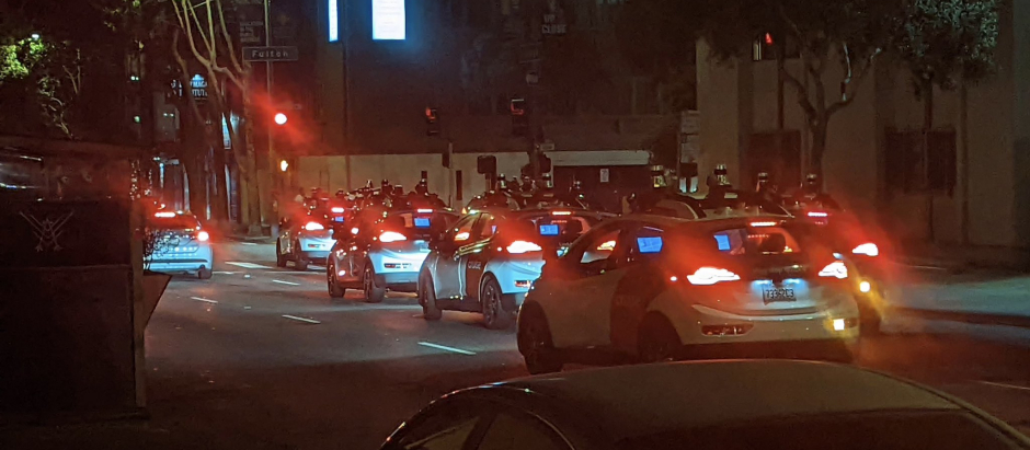 Colapso de taxis autónomos en el cruce de Gough y Fulton Street, en San Francisco.