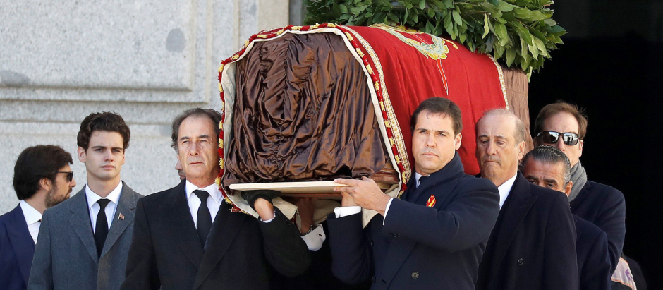 Los descendientes de Francisco Franco portan el ataúd con sus restos mortales