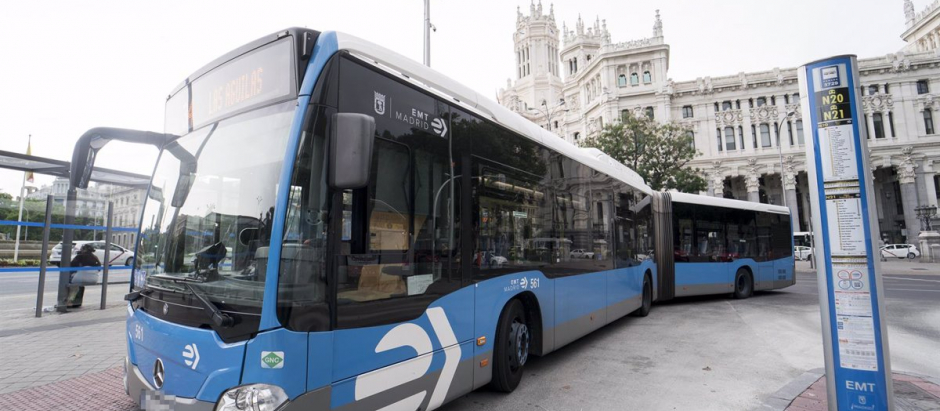 Un autobús de la Empresa Municipal de Transportes (EMT), en la plaza de Cibeles