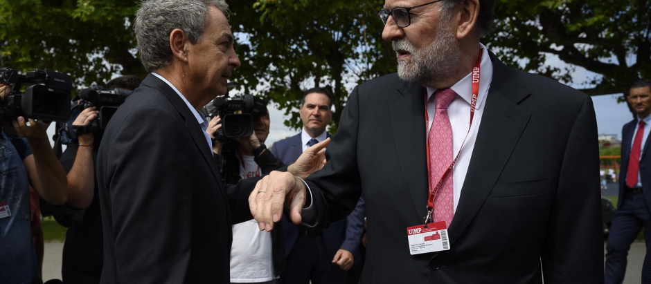 Los expresidentes del Gobierno Mariano Rajoy (d) y José Luis Rodriguez Zapatero (i) se saludan a su llegada al Palacio de la Magdalena para participar en los diálogos sobre España que se han organizado en la UIMP con todos los exjefes del Ejecutivo español
