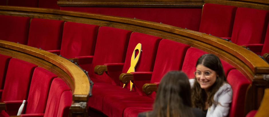 La portavoz de Junts en el Parlament, Mònica Sales, junto al lazo amarillo del escaño del exconseller y diputado de Junts, Lluís Puig