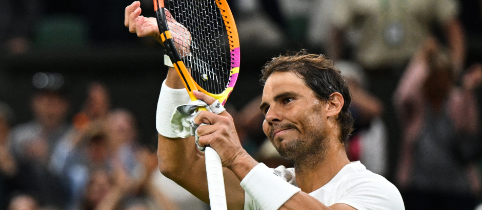 Nadal saluda al público de Wimbledon tras el final de su partido de cuartos