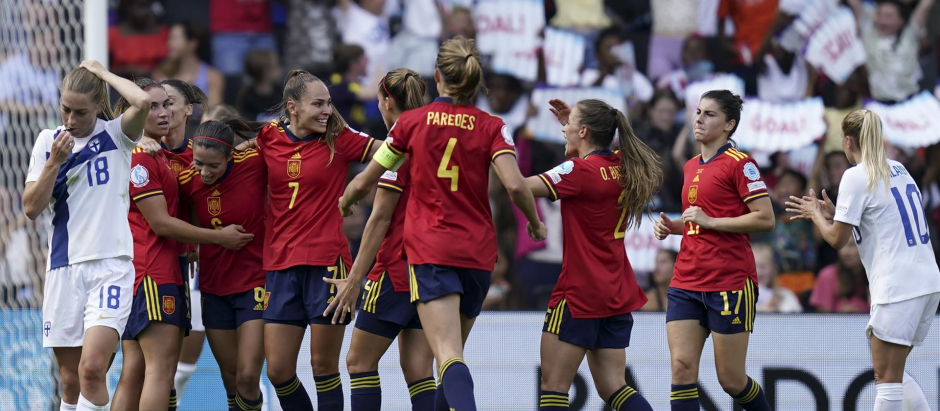 Las jugadoras de la selección femenina celebran uno de los goles a Finlandia