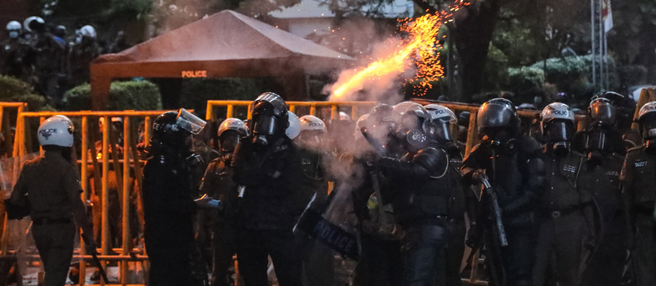 La Policía intenta frenar a la muchedumbre de manifestantes con gas y disparos