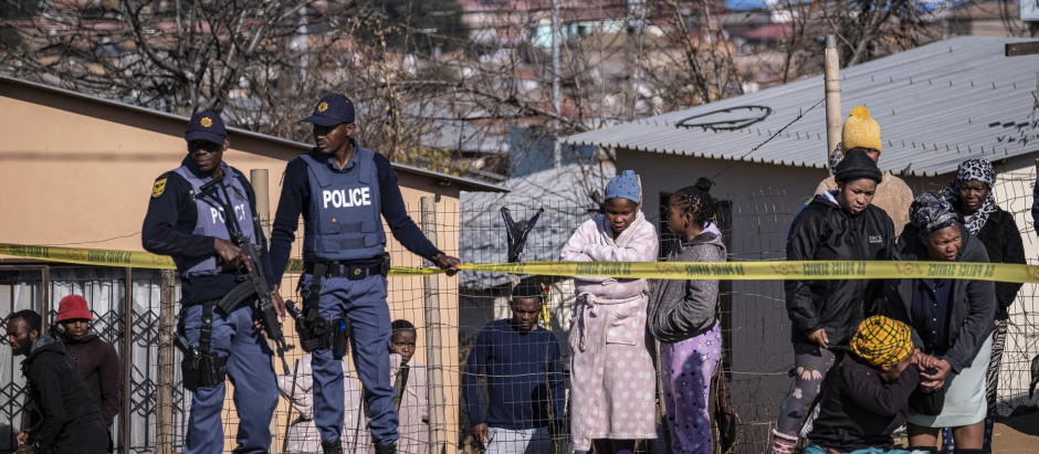 La zona del crimen acordonada por la Policía, en Soweto, Johannesburgo