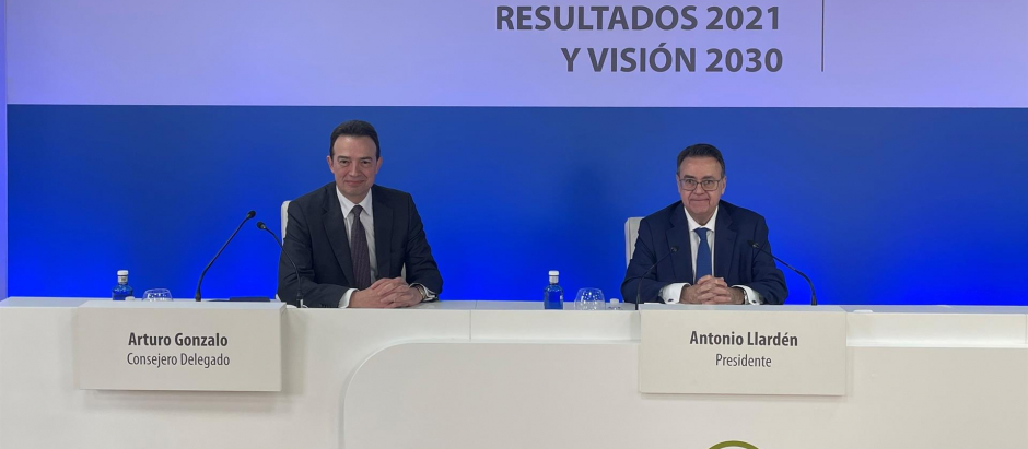 El consejero delegado de Enagás, Arturo Gonzalo, y el presidente de la compañía, Antonio Llardén