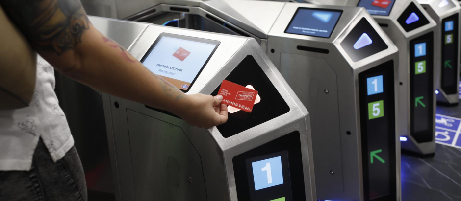 Un viajero valida su billete en la estación de metro de Gran Vía, en Madrid (España)