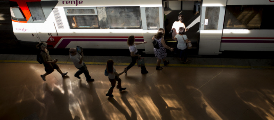 Pasajeros acceden a uno de los trenes de Cercanías en la estación de Atocha, en Madrid