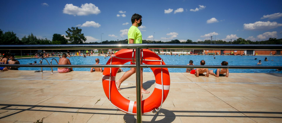 Un socorrista en la piscina del Parque Deportivo de Puerta de Hierro