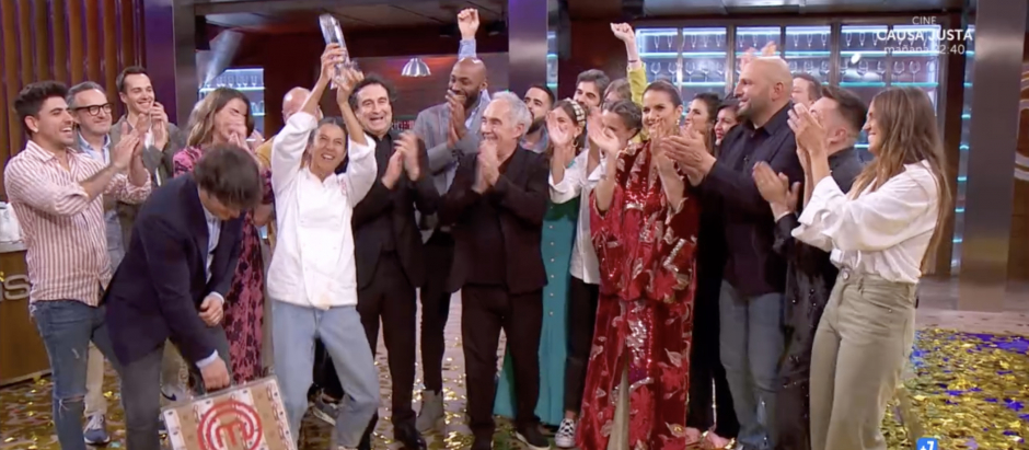 María Lo levanta entre sus compañeros y los chefs el trofeo que la acredita como ganadora de 'MasterChef 10'