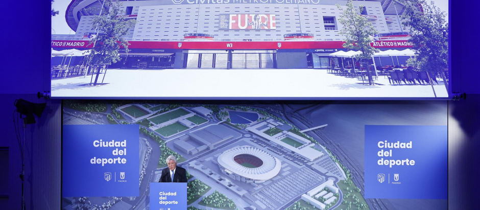 Enrique Cerezo, presidente del Atlético de Madrid, con el plano de cómo quedará la Ciudad del Deporte