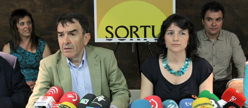 El abogado Iñigo Iruin en una rueda de prensa junto a la fundadora de Sortu, Maider Etxebarria