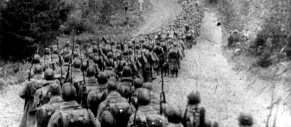 Los soldados soviéticos marchan en Polonia