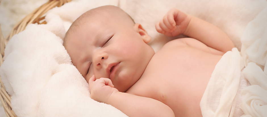 Durante el primer mes de vida, el periodo más largo en que los niños duermen se da indistintamente por la noche o por el día. Y dura de 3 a 4 horas.