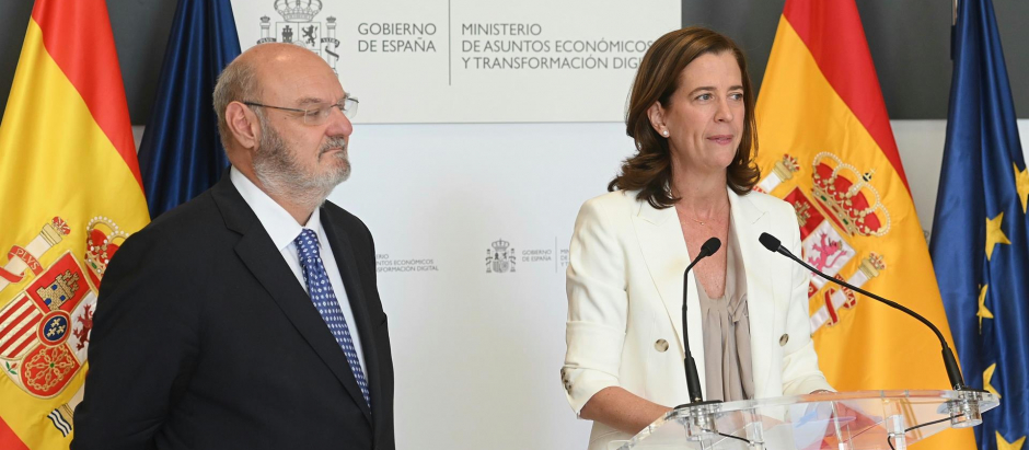 El director general de la Confederación Española de Cajas de Ahorros, José María Méndez y la presidenta de la Asociación Española de Banca, Alejandra Kindelán