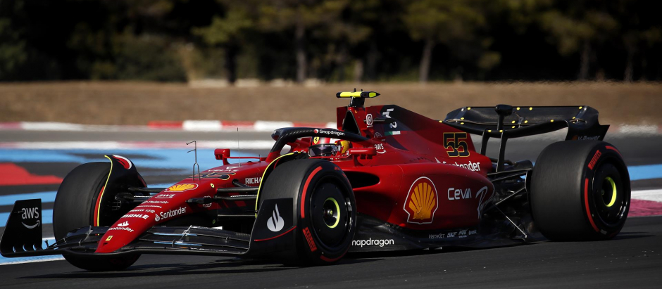 Carlos Sainz, con su Ferrari, en los entrenamientos libres en Francia