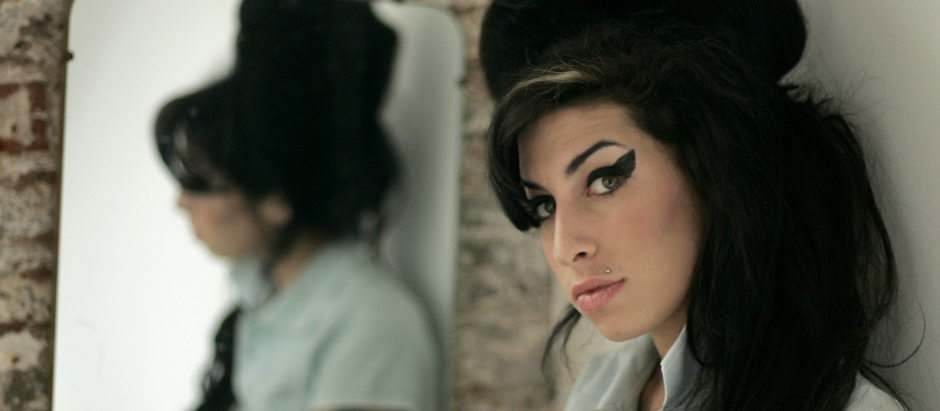 FILE - In this Feb. 16, 2007 file photo, British singer Amy Winehouse poses for photographs after being interviewed by The Associated Press at a studio in north London. Amy Winehouse, the beehived soul-jazz diva whose self-destructive habits overshadowed a distinctive musical talent, was found dead Saturday in her London home, police said. She was 27. (AP Photo/Matt Dunham, File)