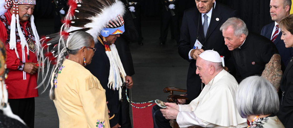 El Papa Francisco se reúne con miembros de una tribu indígena durante su ceremonia de bienvenida en el Aeropuerto Internacional de Edmonton en Alberta