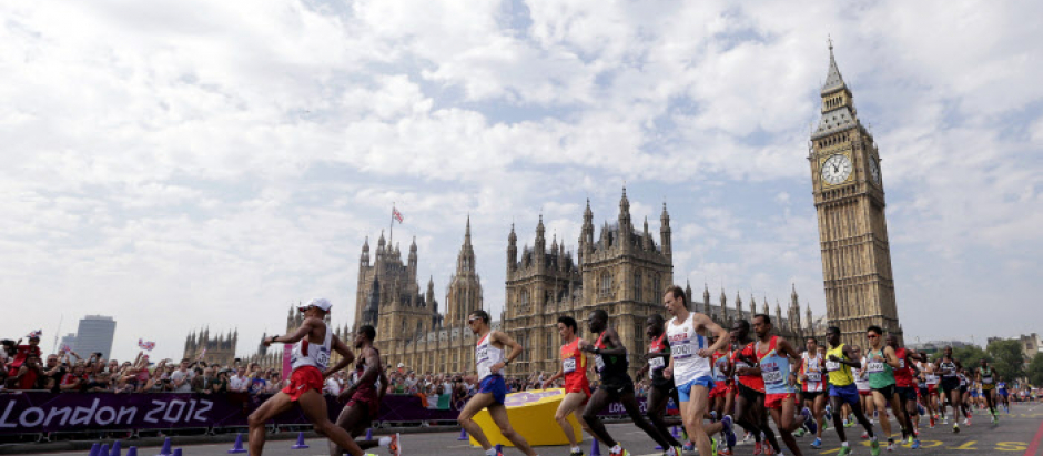 La prueba de maratón de los Juegos Olímpicos de Londres a su paso por el Big Ben