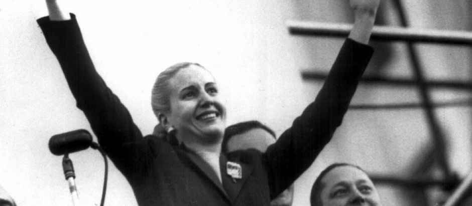 La primera dama argentina María Eva Duarte de Perón, conocida como "Evita", saluda a la multitud en un acto en Buenos Aires