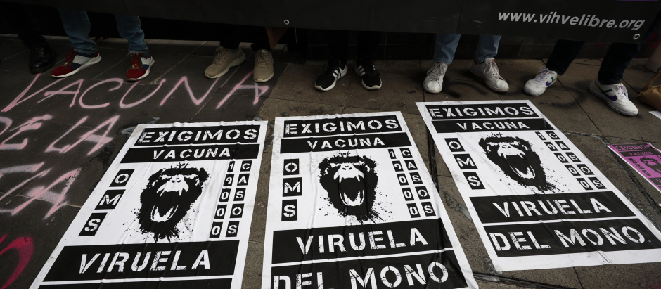 Un grupo de personas se manifiestan para exigir vacunas contra la viruela del mono en Ciudad de México