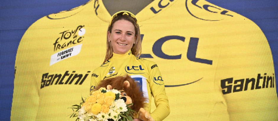 Annemiek van Vleuten, tras recibir el definitivo maillot amarillo una vez acabado el Tour femenino