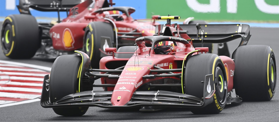 Los dos Ferrari, el de Leclerc y el de Sainz, en un momento de la carrera en Hungría