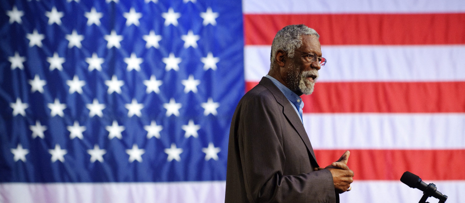 Bill Russell, con la bandera estadounidense, en una imagen de 2011