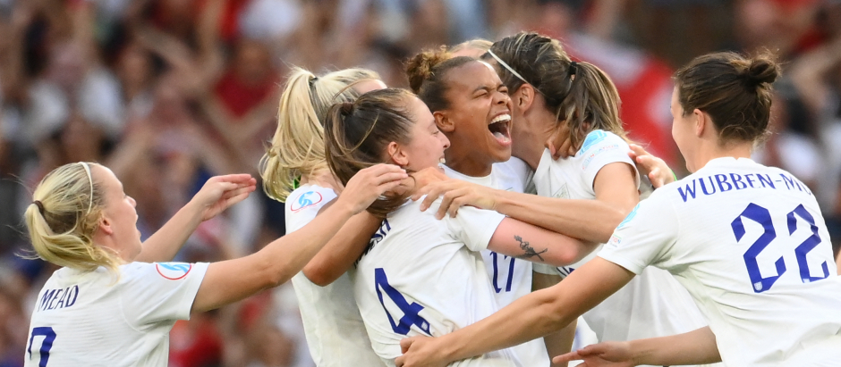 Las jugadoras inglesas celebran la victoria en 'su' Eurocopa