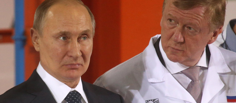 Vladimir Putin, presidente de Rusia, junto al ex enviado Anatoly Chubais