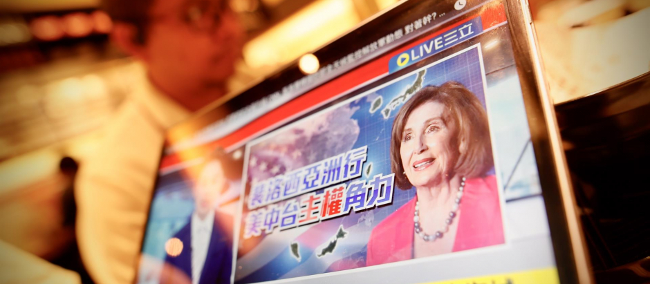 Un taiwanés observa una noticia sobre la esperada visita de Nancy Pelosi