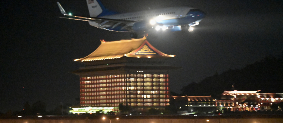 El avión que trasladaba a la presidenta de la Cámara de los Representantes, Nancy Pelosi, aterrizando en el aeropuerto de Songshan en Taipéi