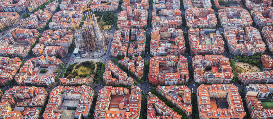 Vista aérea del barrio del Ensanche (Eixample, en catalán), con la Sagrada Familia en el centro