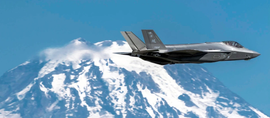 Un F-35A Lightning II del F-35A Demonstration Team vuela sobre Tacoma, Washington, el 4 de julio de 2021